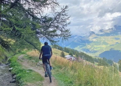 Gravel in Val d'Ayas, il Ru Curtod | Vista sulle piste di Champoluc dal Ru Courtod