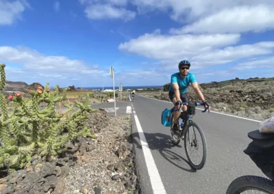 Lanzarote Gravel Crossing | Parte la salita da Orzola